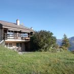 F2_Hausansicht mit Balkon.jpg