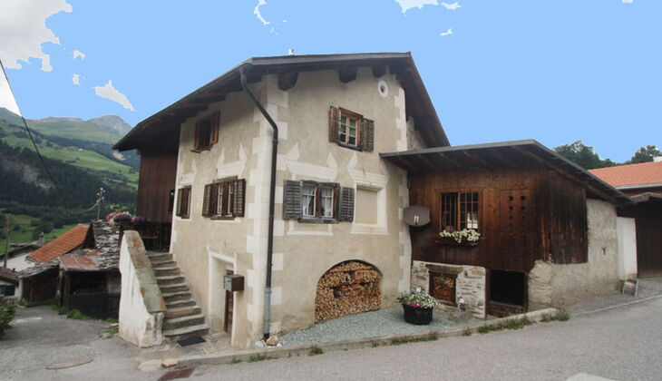 Bauernhaus mit Stall und Garten in Feldis