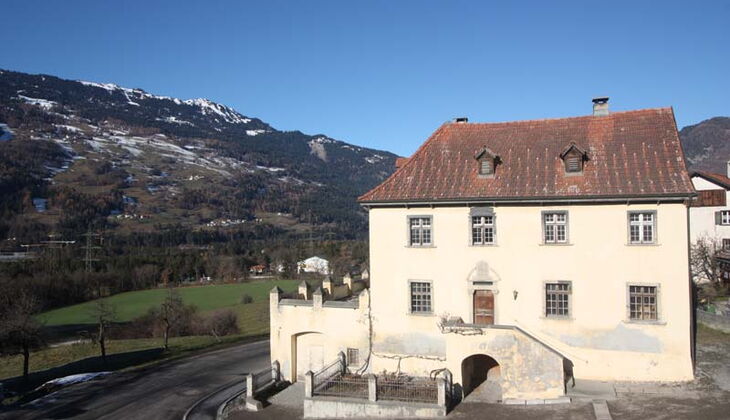 Bauernhaus mit Stall und Garten in Feldis