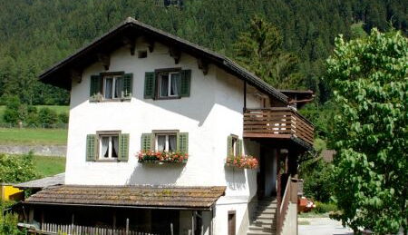 Bauernhaus mit Stall und Garten in Feldis