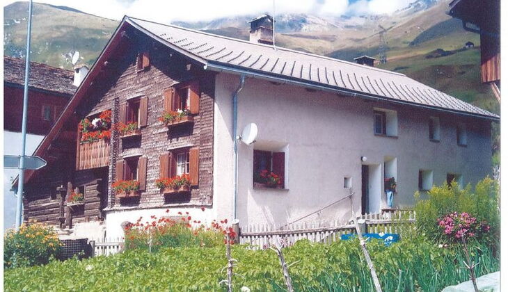 Bauernhaus mit Stall und Garten in Feldis