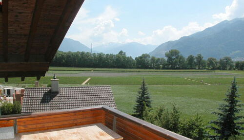 Bauernhaus mit Stall und Garten in Feldis